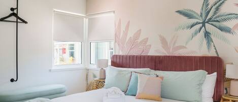 1 soverom, skrivebord, strykejern/-brett og sengetøy