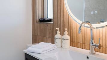 Shower, hair dryer, towels