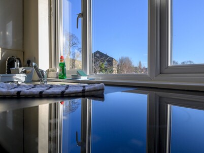 Pass the Keys Love Blooms in Lower Wortley - Couples Hideout with a Shared Kitchen
