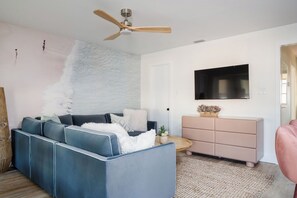 TV - The Salt Run-Family Apartment-5 min walk to beach! (St. Augustine)