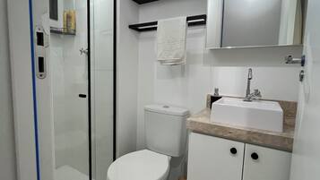 Secador de cabelo, toalhas de banho, sabonete, papel higiênico