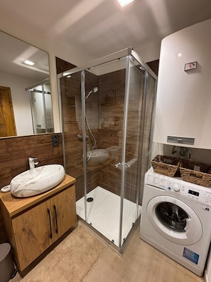 Douche, séchoir à cheveux, serviettes fournies