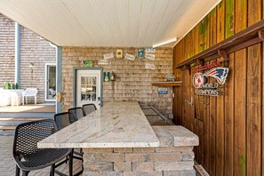 Outdoor dining - Family Beach house w/ hot tub, fire-pit, workspace (Plymouth)