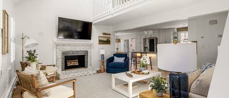 Smart TV, chimenea, libros y oficina