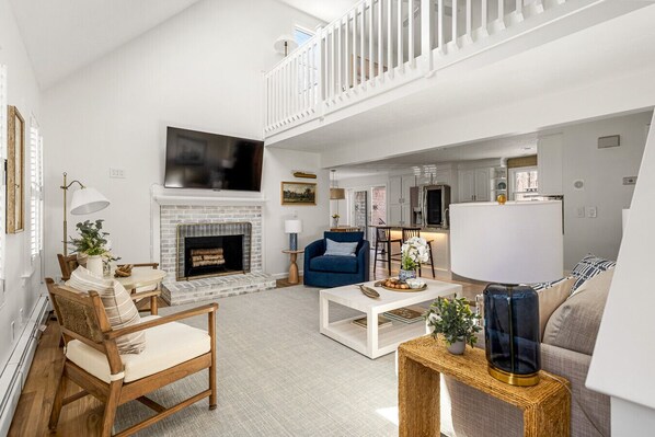 Smart TV, fireplace, books, offices - Family Beach house w/ hot tub, fire-pit, workspace (Plymouth)