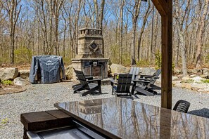 Outdoor dining - Family Beach house w/ hot tub, fire-pit, workspace (Plymouth)