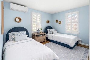 4 bedrooms, desk, iron/ironing board, travel cot - Family Beach house w/ hot tub, fire-pit, workspace (Plymouth)