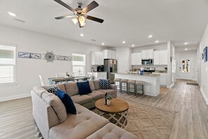 Smart-TV, Tischfußball, Tischtennisplatte