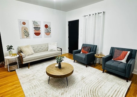 Smart TV. Mid-Century Comfort & Style
