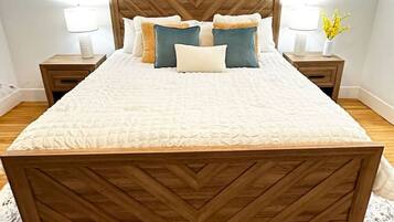 3 bedrooms, desk, iron/ironing board, travel crib