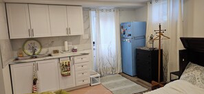1 bedroom, iron/ironing board, free WiFi, bed sheets -  Cozy walkout basement.   In the middle of Wineries the best in Niagara region. (Smithville)