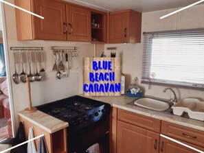 Kylskåp, mikrovågsugn, ugn och spishäll