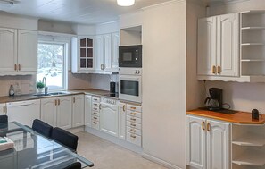 Jääkaappi, uuni, liesi, astianpesukone