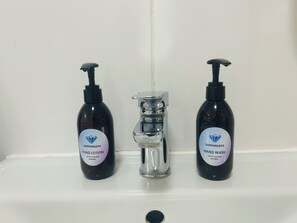 SĂšche-cheveux, serviettes fournies, savon, papier toilette