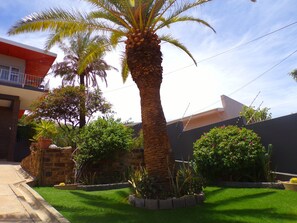 Property grounds - Charming peaceful 2-bedroomed unit with 180 degree panoramic view of Windhoek. (Windhoek)