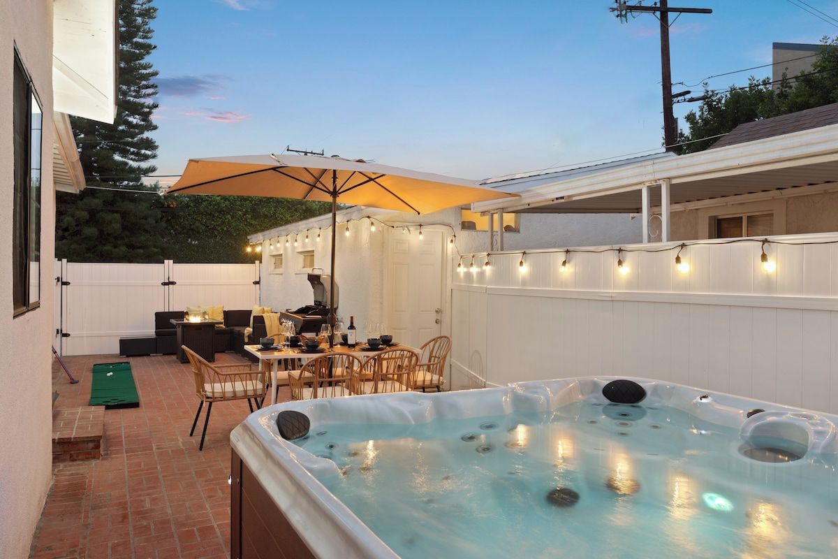 Our jacuzzi is designed to accommodate a maximum of seven individuals and boasts an impressive array of 45 jets, providing an ideal setting for complete relaxation and rejuvenation.