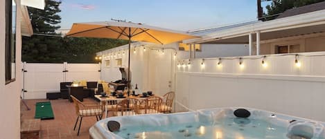Our jacuzzi is designed to accommodate a maximum of seven individuals and boasts an impressive array of 45 jets, providing an ideal setting for complete relaxation and rejuvenation.