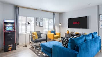 Smart-TV, Kamin, Videospiele, Stereoanlage