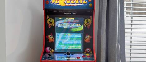 Play arcade game PAC man