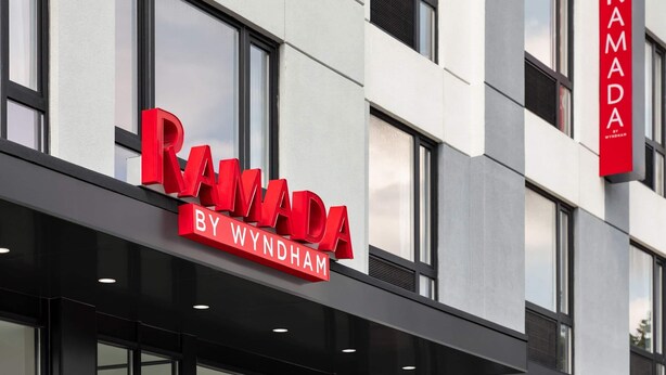 Un bâtiment sur lequel on peut lire l’inscription « RAMADA BY WYNDHAM ».