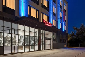 Exterior - Ramada By Wyndham Brooklyn Empire Blvd (Brooklyn)
