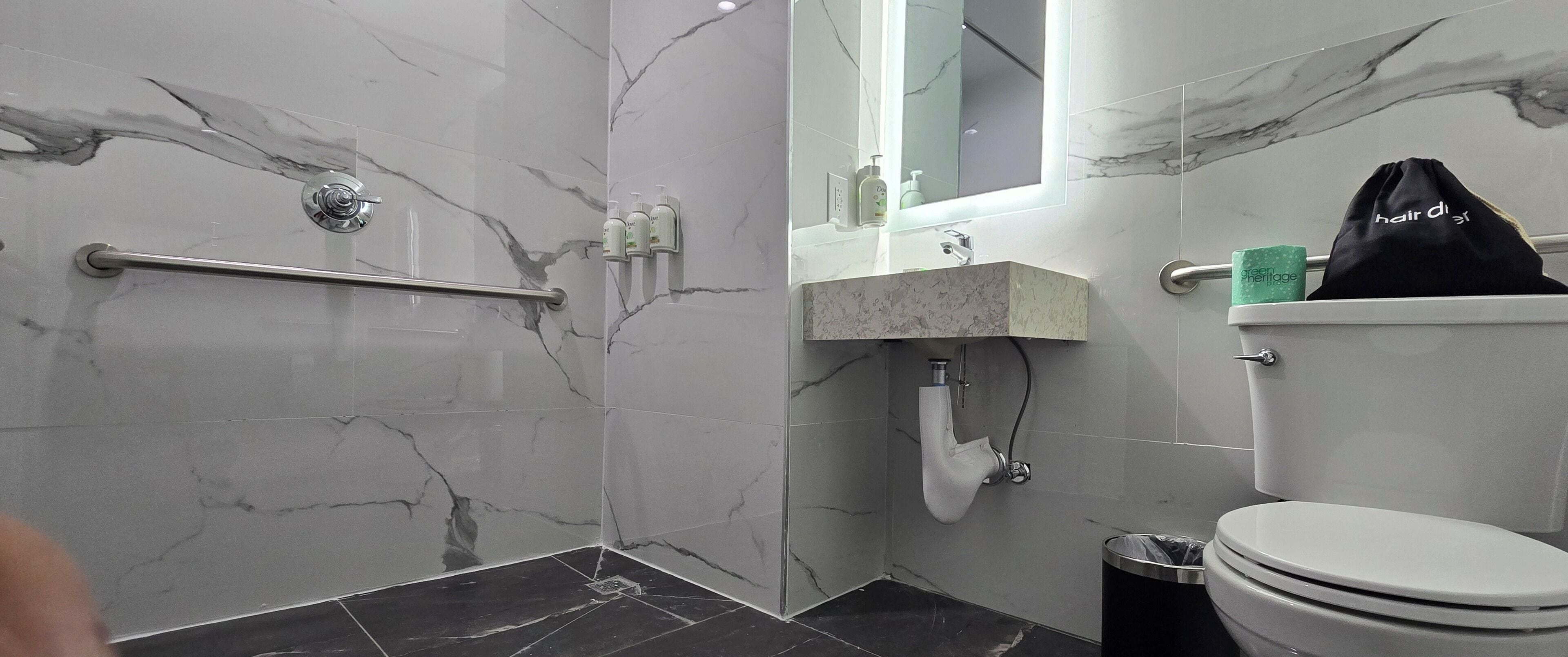 Zimmer, 1 King-Bett, barrierefrei, Nichtraucher (Mobility, Roll-in Shower) | Badezimmer | Dusche, Regendusche, Haartrockner, Handtücher