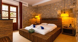 4 makuuhuonetta, tallelokero huoneessa, silitysrauta/-lauta