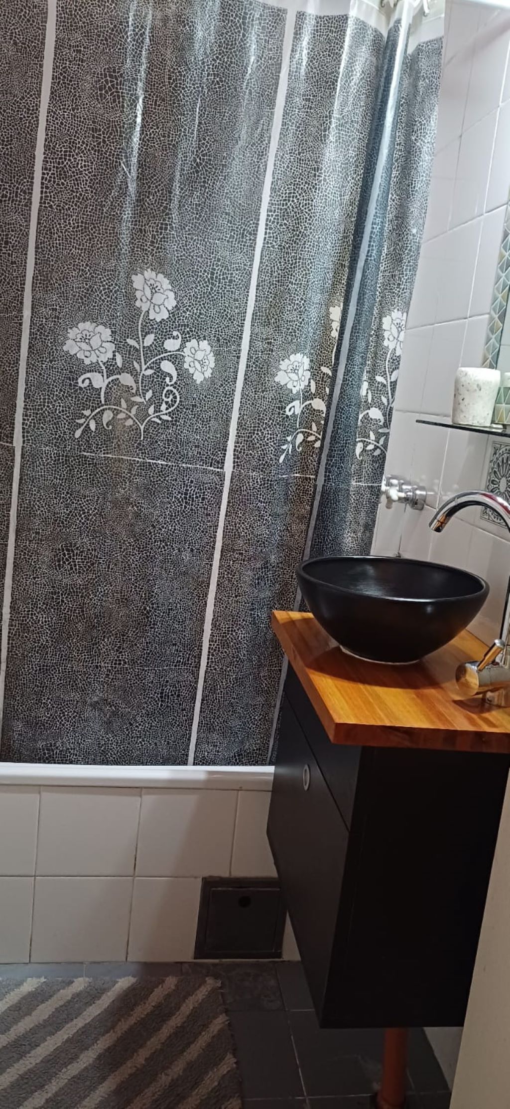 Bidet, serviettes fournies, papier toilette
