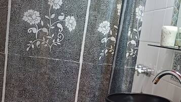 Bidet, serviettes fournies, papier toilette