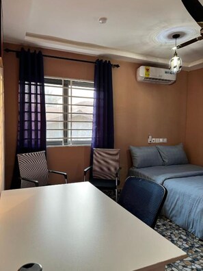 1 quarto, cofres nos quartos, escrivaninha