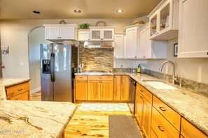 Private kitchen - 3-bedroom house in delightful Pinetop-Lakeside with WiFi, AC (Pinetop-Lakeside)