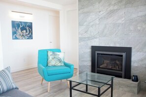 Älytelevisio, takka, kirjoja