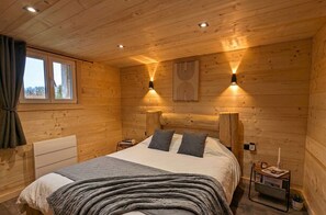 3 makuuhuonetta, työpöytä, silitysrauta/-lauta, vauvan matkasänky