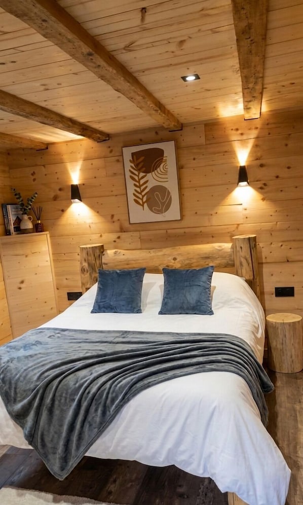 3 soverom, skrivebord, strykejern/-brett og reiseseng for barn