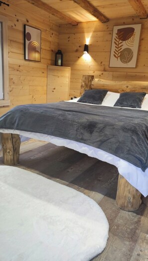 3 soverom, skrivebord, strykejern/-brett og reiseseng for barn