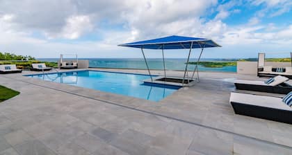 Luxe Condo, Ocean Views and pool