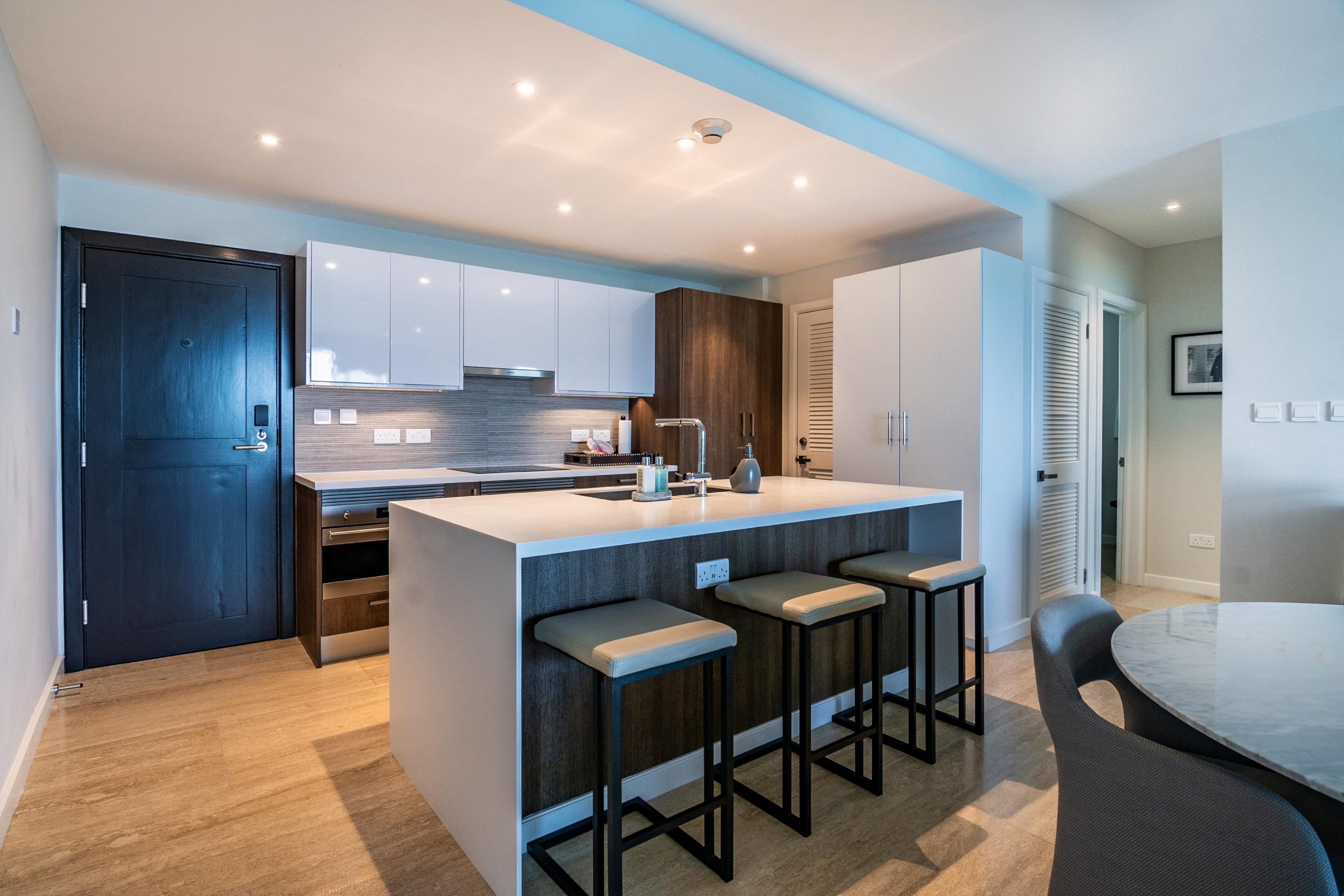 Frigorífico, microondas, horno y placa de cocina