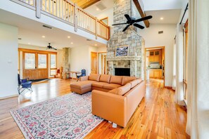 TV - 11 Mi to Downtown Denton: Spacious Ranch Retreat (Oak Point)