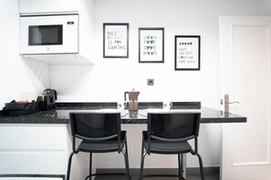 Geladeira, micro-ondas, fogão, cooktop