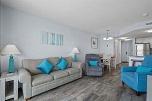 Smart TV, offices - Oceanfront Highrise Plush bedding & Resort Access (Myrtle Beach)