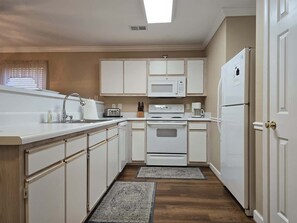 Frigorifero, microonde, forno, piano cottura