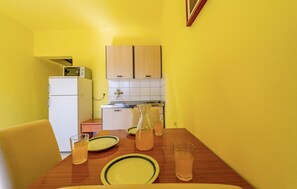 Refrigerador, microondas, parrilla de estufa y utensilios de cocina