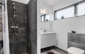 Shower - Cozy home in Børkop with house sea view (Børkop)