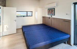 3 bedrooms, travel cot, free WiFi - Cozy home in Børkop with house sea view (Børkop)