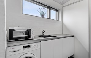 Fridge, microwave, stovetop, dishwasher - Cozy home in Børkop with house sea view (Børkop)