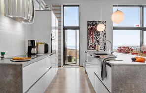 Kjøleskap, kokeplater, oppvaskmaskin og kaffetrakter/tekoker