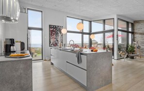 Fridge, microwave, stovetop, dishwasher - Cozy home in Børkop with house sea view (Børkop)