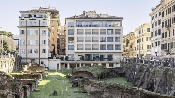 A historical site with ancient ruins, modern buildings, and a clear pathway. - Coliseum View Diana's House by Rentbeat (Roma)