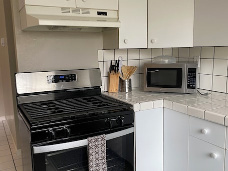 Private kitchen. Lovely house with WiFi in charming Alameda