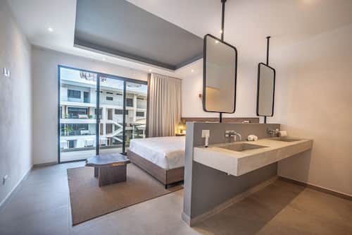 Premium-Zimmer, Poolblick | Badezimmer | Designer-Toilettenartikel, Hausschuhe, Handtücher, Seife